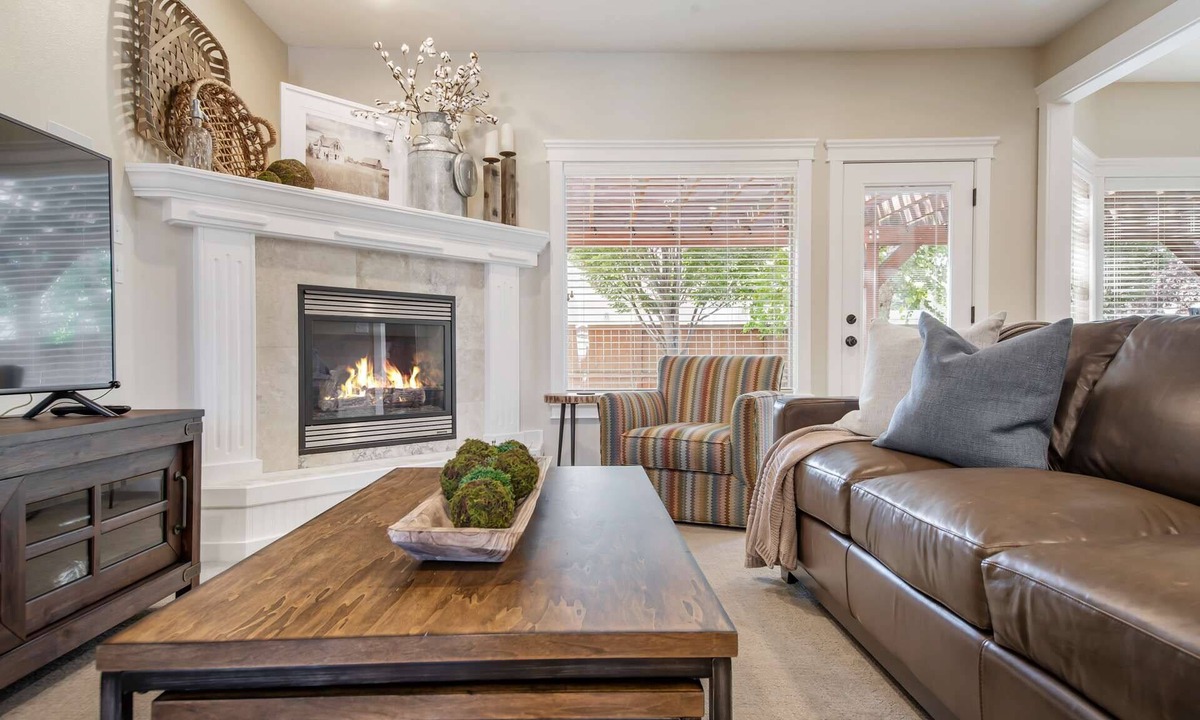 Meridian House | Model like home w/2 KING Beds, Dedicated Office, & Private Hot Tub in Quiet Neighborhood