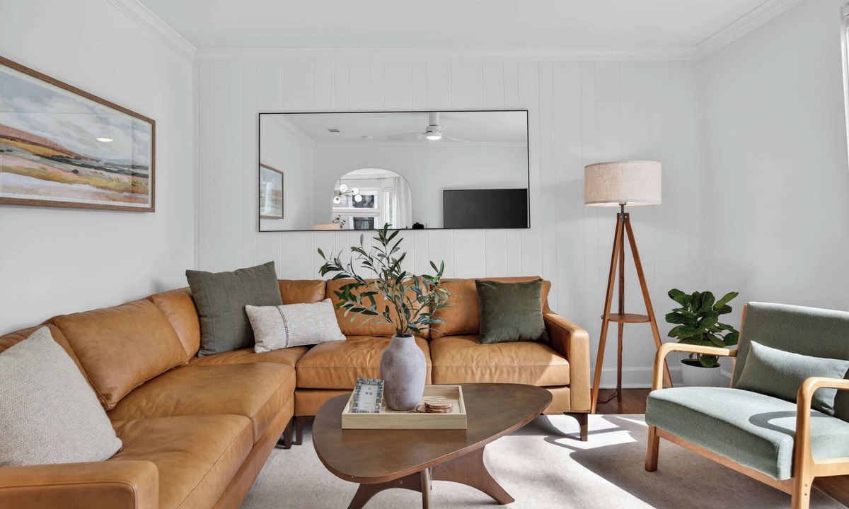 North End House | Modern 10th St Retreat: Downtown & Hyde Park