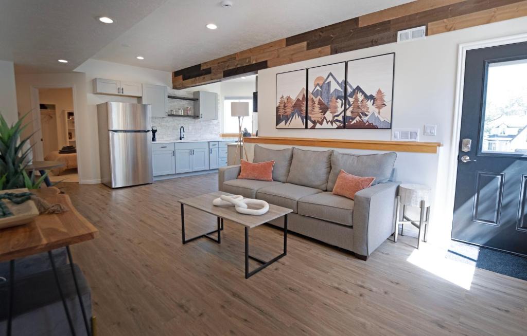 Sandy House | Modern 2BR Mountain Escape King Bed Sleep 6