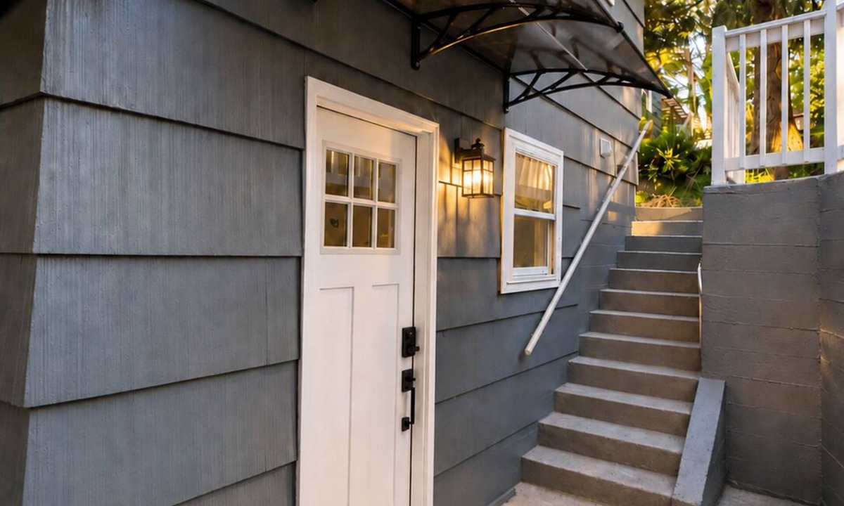 Tukwila House | Modern 2BR Unit by SeaTac Airport - AC/King Bed/Large Yard/Free Parking