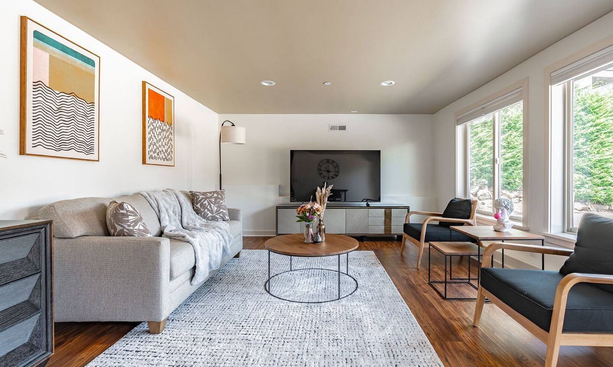 Northwest Bellevue House | Modern 2BRs luxe home in Bellevue Downtown 30 days+