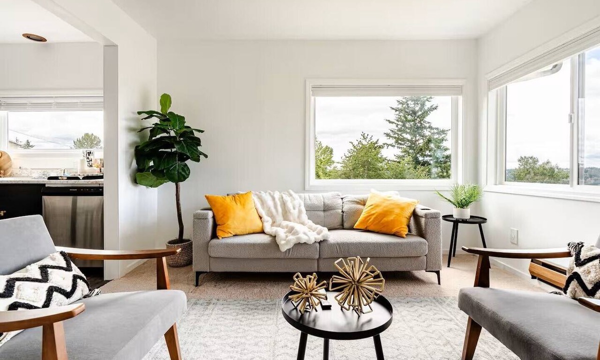 Rainier View Apartment | Modern 3BR Retreat - 15 Min to Airport & Downtown