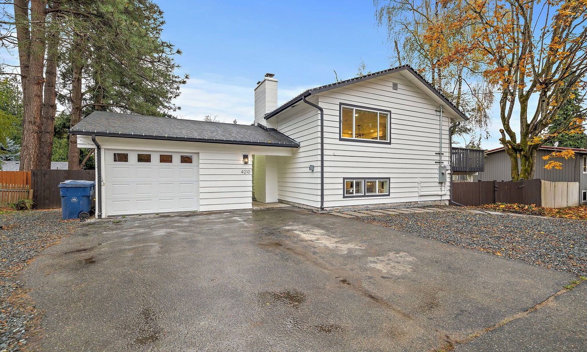 Lynnwood House | Modern 6BR Lynnwood Retreat w/AC 2 Full Chef Kitchens Close to Downtown