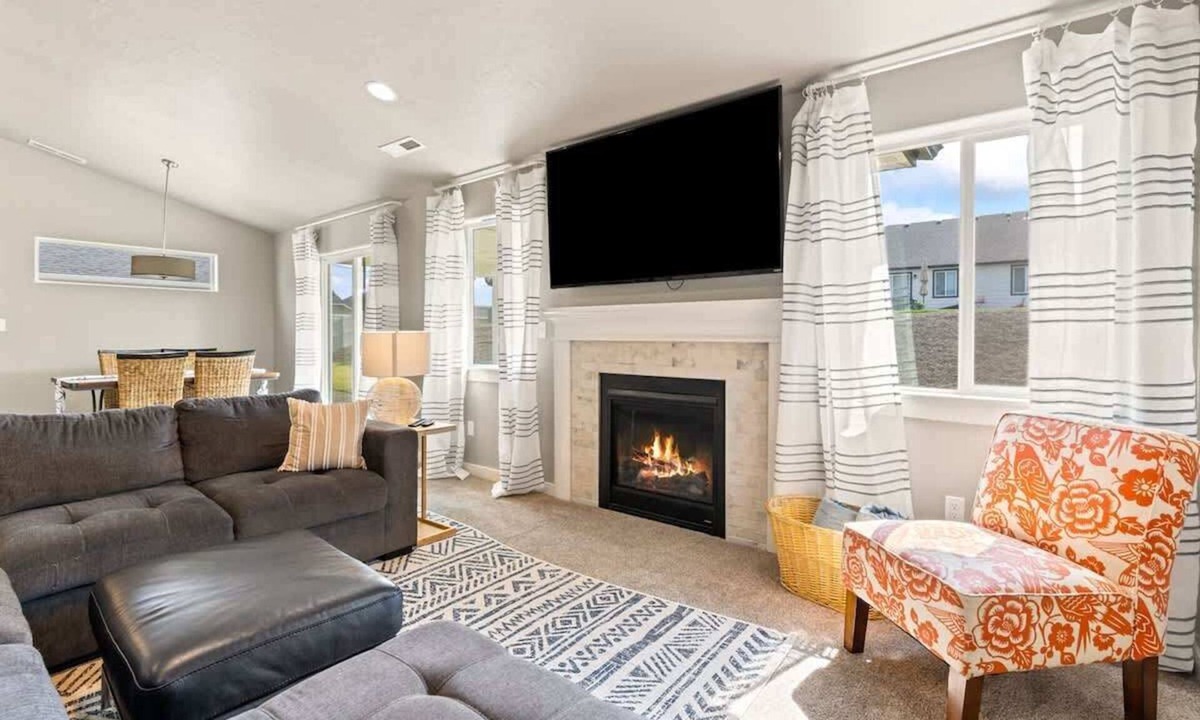 Caldwell House | Modern Caldwell Home | Hot Tub + Sauna | Near Nampa & Boise | Sleeps 10