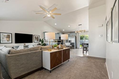Caldwell House | Modern Comfort Caldwell 3b2b Home Sleeps 8!