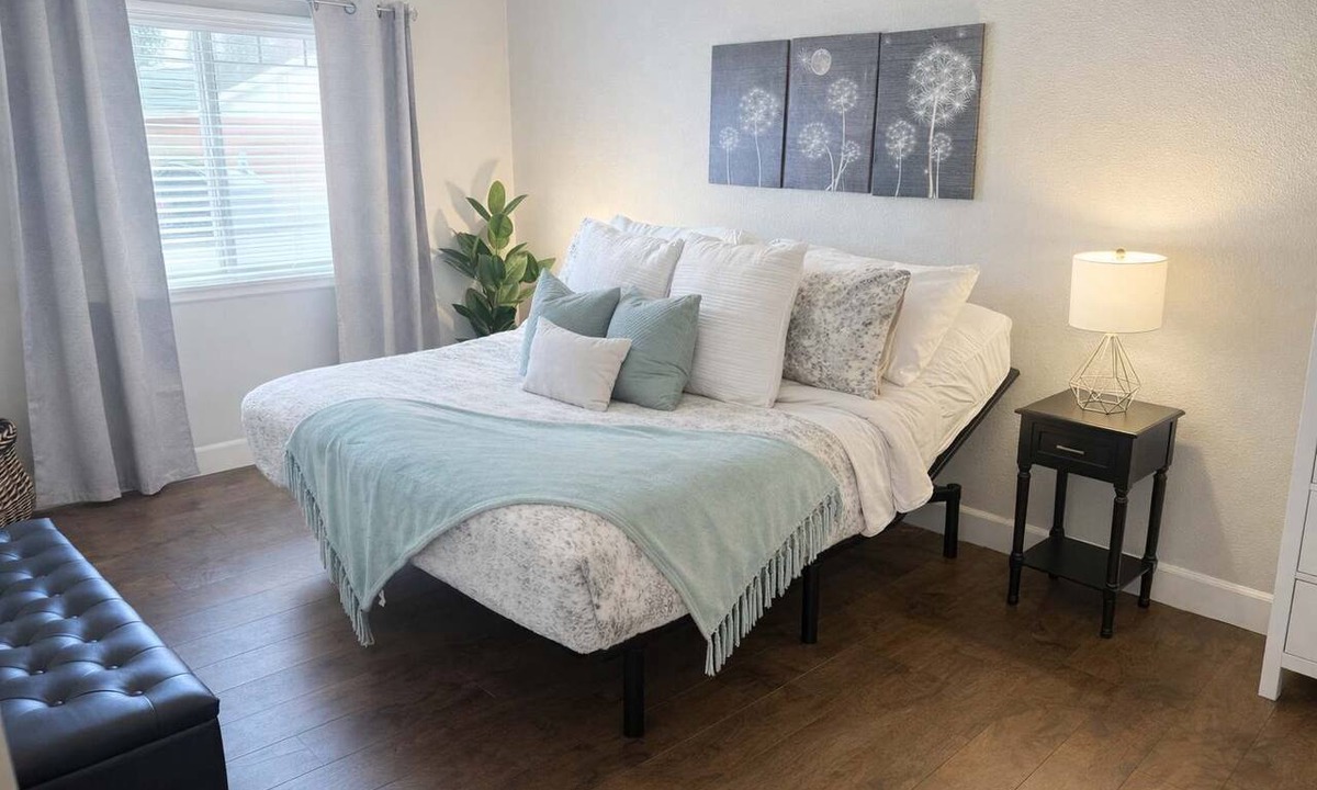 Coeur d'Alene Condo | Modern Condo with King Adjustable Base Bed, Sauna, and Gym