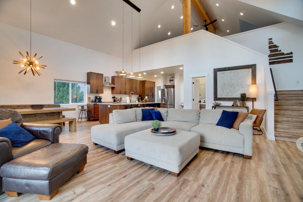 Donnelly House | Modern Donnelly Cabin w/Private Hot Tub