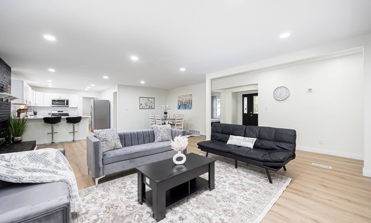 Hilliard House | Modern Elegance Spacious 4BR with Hot Tub and screened porch & Pool Table
