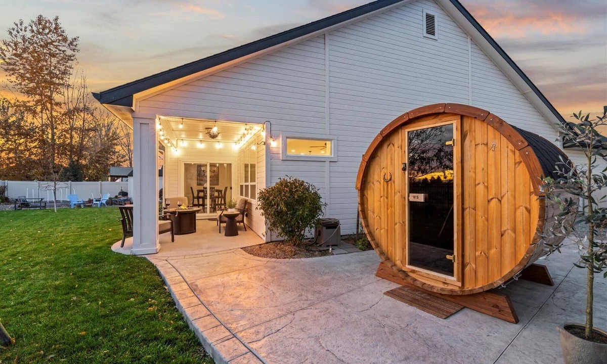 Meridian House | Modern Family Home | Sauna, Fire Pit, Swings & Access to Pools & Parks