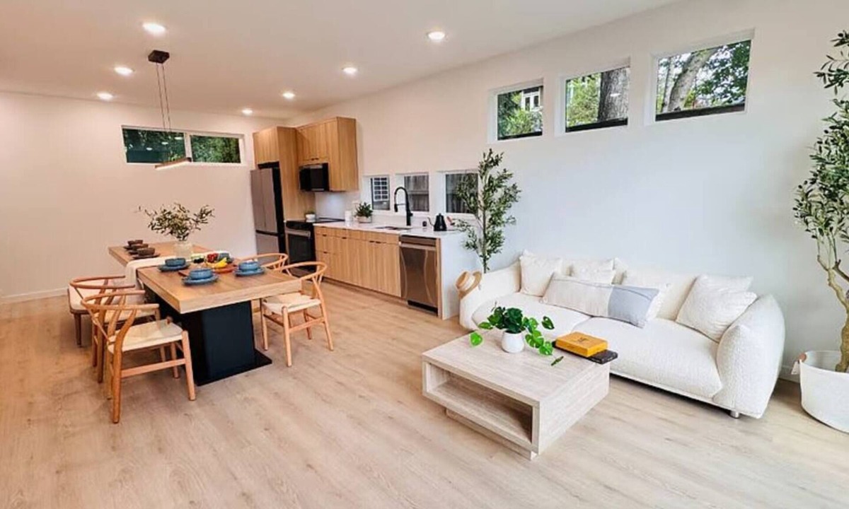 Shoreline House | Modern Furnished 4BR/2BA Near UW Northgate Station