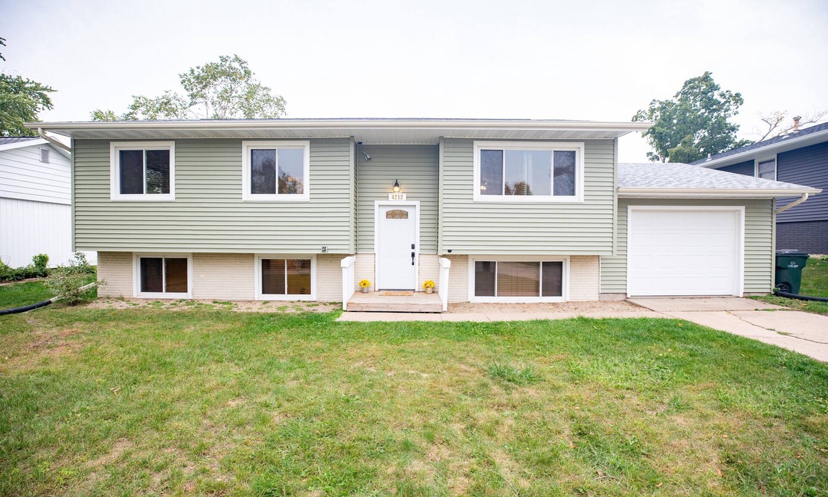 Cedar Rapids House | Modern & Homely 4 Bdr NE House by the Golf Course