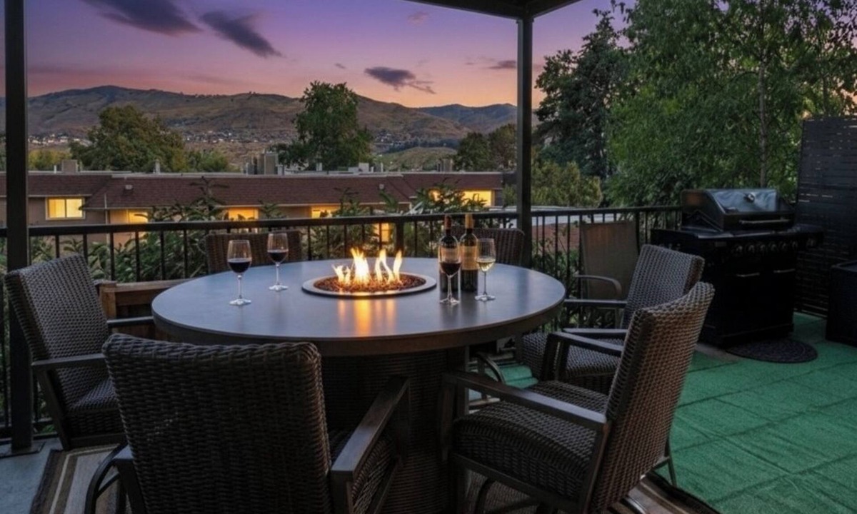 Chelan Condo | Modern Lakeside Luxury: Freshly Remodeled Chelan Condo with Pool, Hot Tub & BBQ
