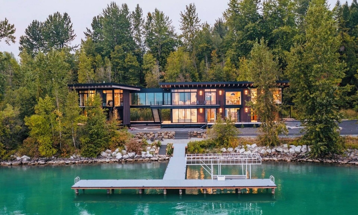 Ponderay House | Modern Lakeside Oasis- Stunning Sunsets-Hot Tub-Dock