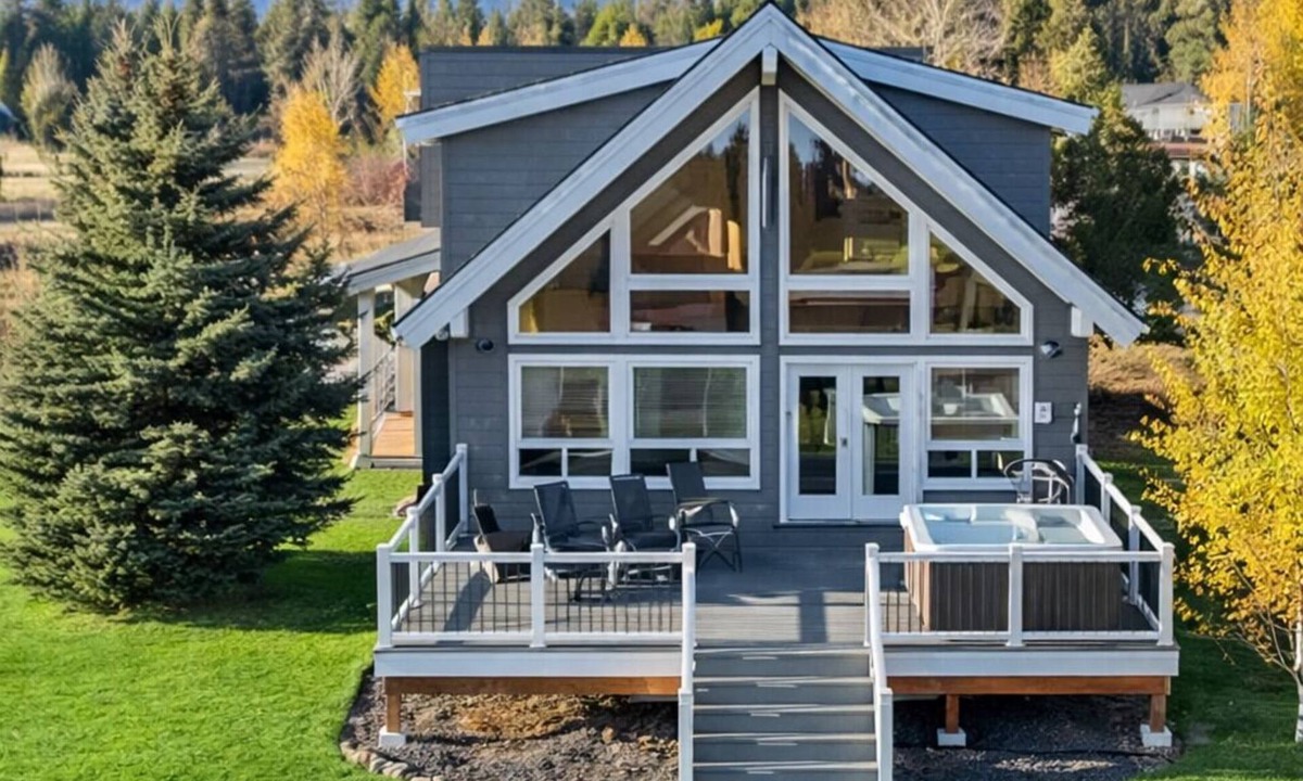 McCall Cabin | Modern McCall Cabin Sleeps 8 w/Hot Tub - Close to golf, lake, skiing, downtown