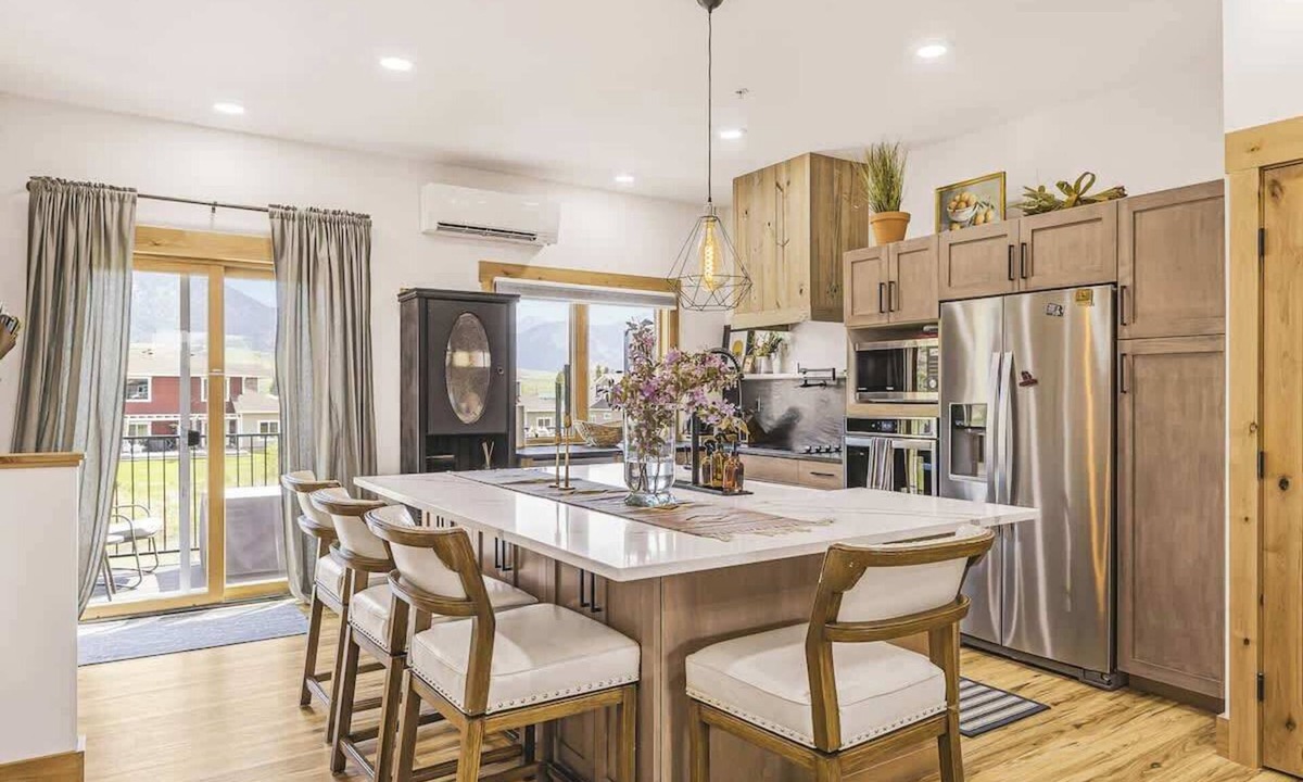 Swan Valley Condo | Modern Mountain condo w/river views EV charger&SUP