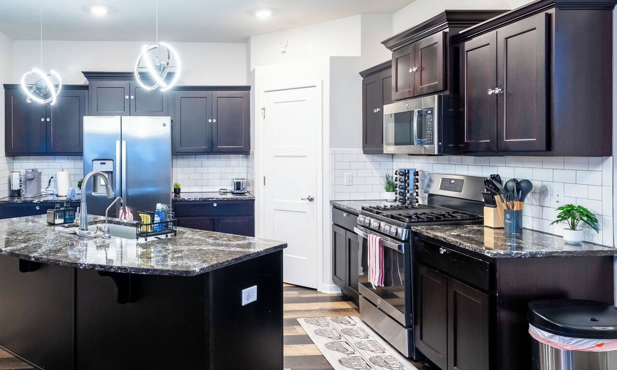 Elkhorn House | Modern Omaha-Elkhorn Home , Quiet & Spacious