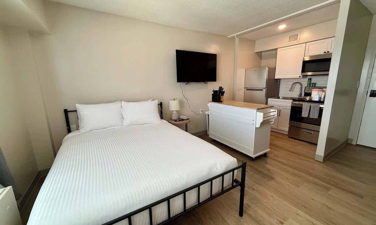 North Central Omaha Apartment | Modern Studio near Dining w/ Gym & Free Parking