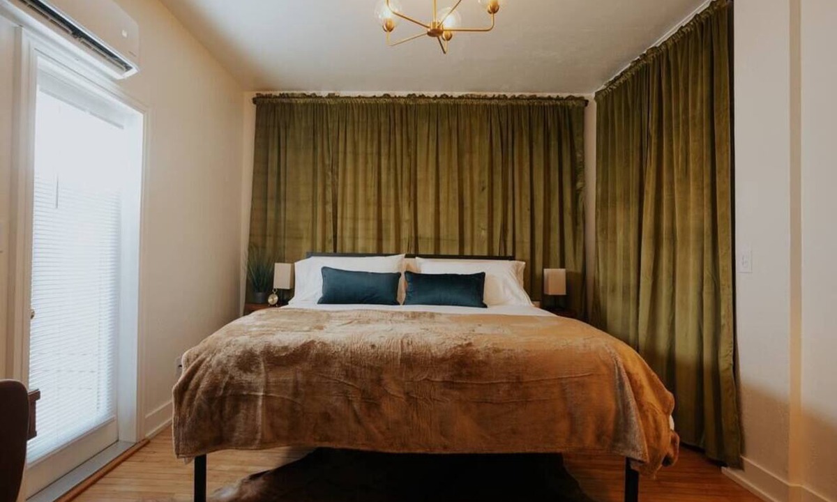 Medford Apartment | Modern Studio unit next to downtown Medford. Features a plush King bed, private outdoor space, fast WiFi, and a well-equipped mini-kitchen. Perfect for couples or solo travelers.