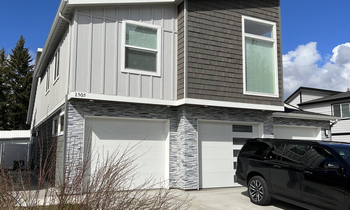 Coeur d'Alene House | Modern Townhome- downtown Coeur d'Alene- minutes to waterfront restaurants shops