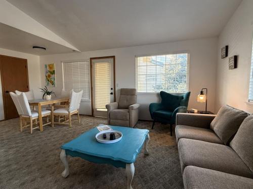 Hillcrest House | Monica and Rachel's Friends Apt