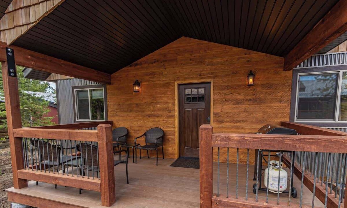 West Yellowstone Cabin | Montana Cabin Summary