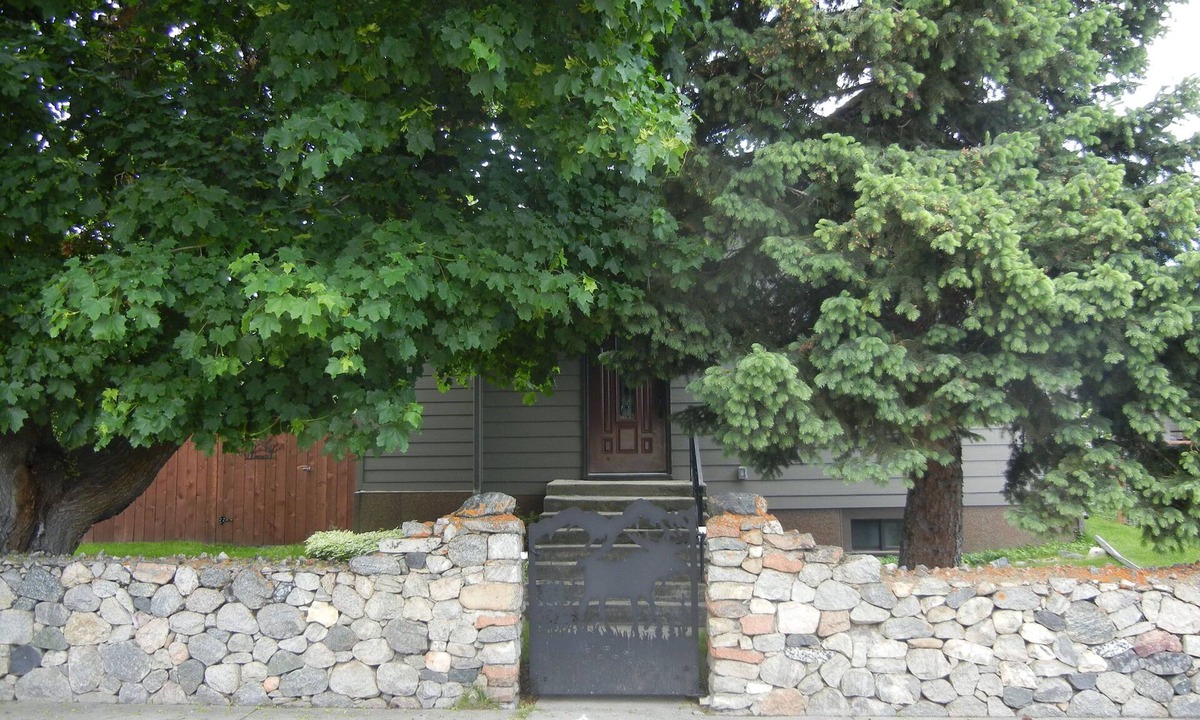 Red Lodge House | Moose Traks Come stay in Downtown Red Lodge, 2 blocks from Broadway Street