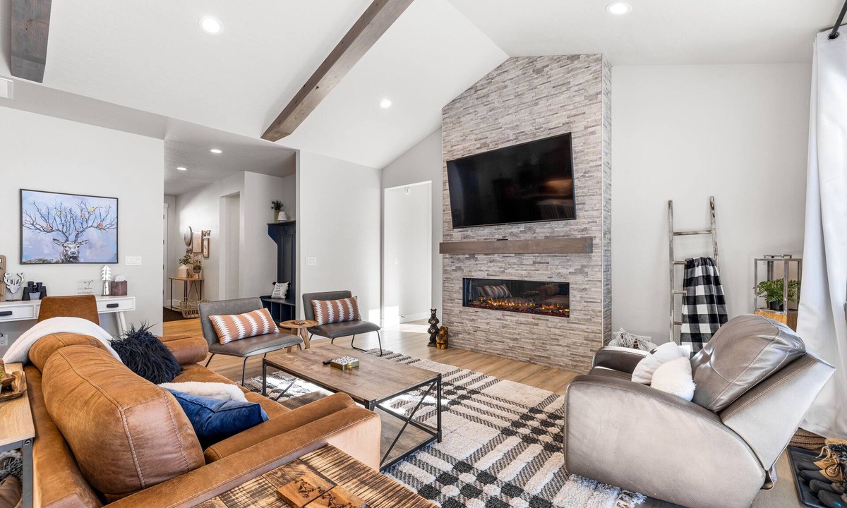 Cascade House | Mountain Bluebird - walk to lake, golf, and town - game rm - family friendly - sleeps 14
