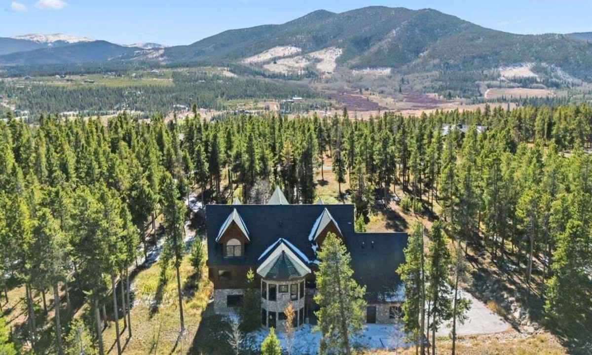 Granby House | Mountain chalet, 6 beds, private outdoor hot tub, heated garage