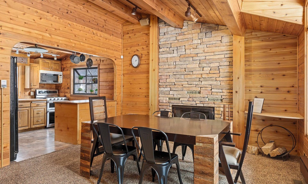 Snowbird Cabin | Mountain Family Cabin w/4 bedrooms & pool table