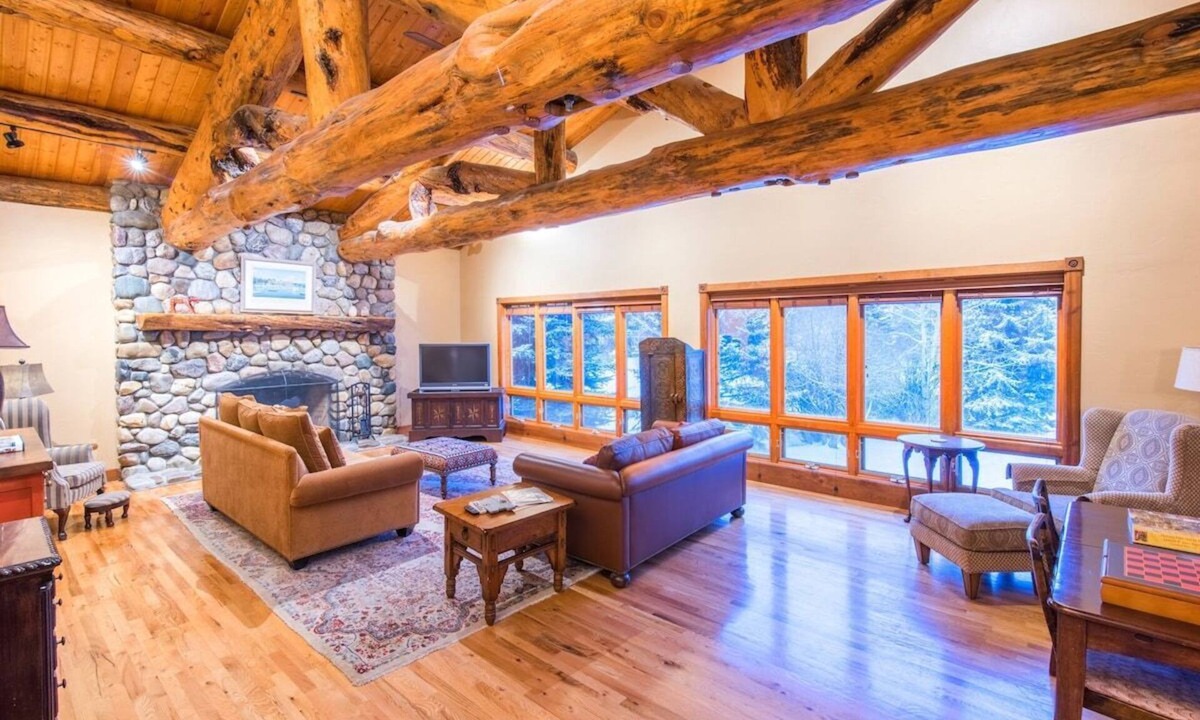 Driggs House | Mountain Meadow Haven ⁓ Hot Tub ⁓ Heated Garage