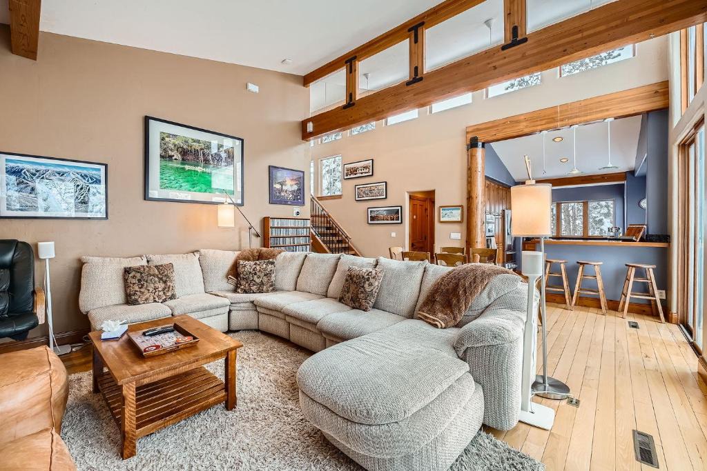 Intermountain House | Mountain Pine