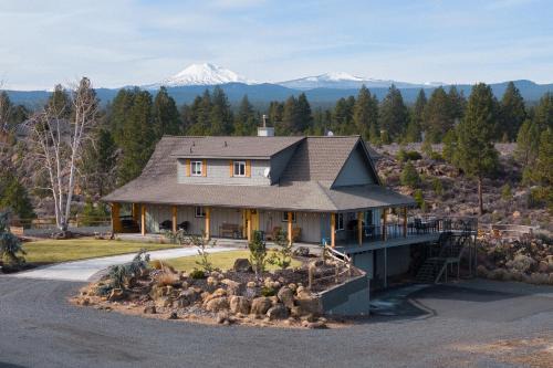 Deschutes River Woods House | Mountain View Retreat - 3Bed - 25 Bath on 17acres