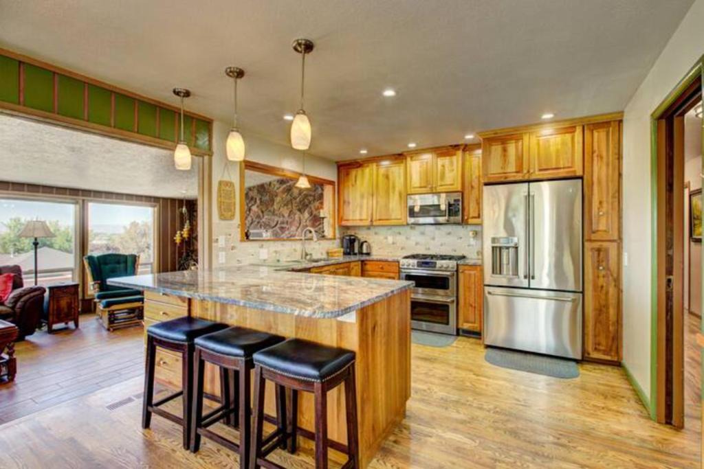 Nampa House | Mountain View Retreat in Nampa! Million dollar views from the panoramic windows, 6 bedrooms! Sleeps 14! Have your wedding or family reunion or retreat here on our hillside