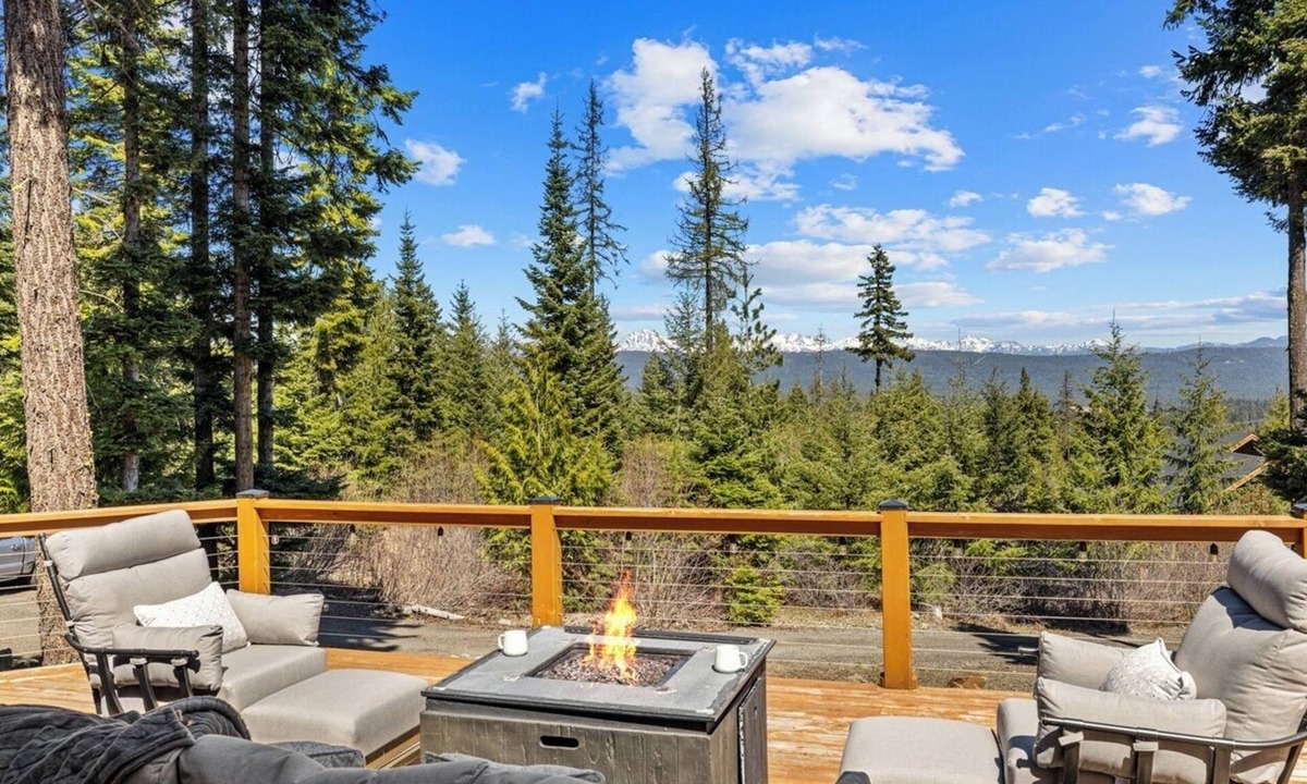 Cle Elum House | Mountain Views! Hot Tub/GameRm/Summer Pool Access & 1PM In/Out