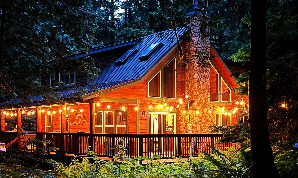 Glacier Cabin | Mt. Baker Cabin in Snowline - Glacier WA. NEW hot tub and cabin is dog friendly!