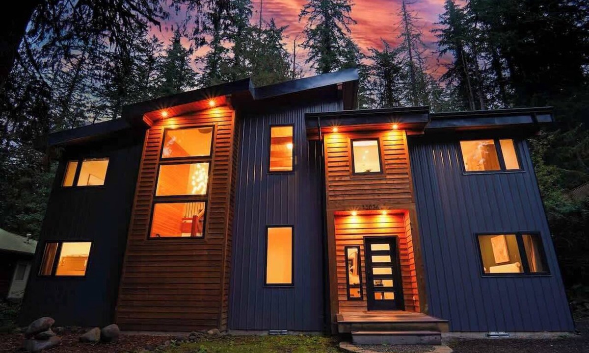 Glacier House | Mt Baker Luxe Chalet: Hot Tub, King Suites, Pet Friendly