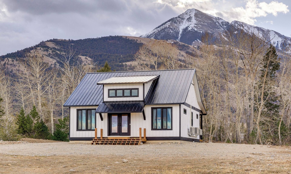 Pray Cabin | Mtn-View Gem Near Chico, Sage & Yellowstone!