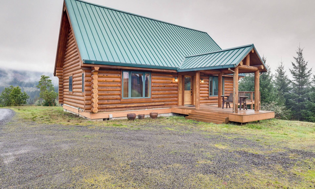 Newberg Cabin | Mtn & Vineyard Views: Oregon Wine Country Escape