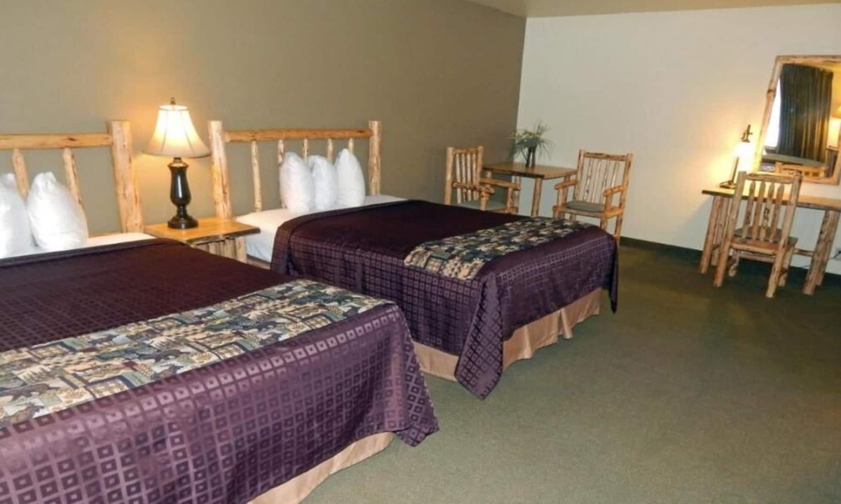 Ponderay House | Nature Escape, 3 Two Queen Bed Units, Lake Recreation, Breakfast, Parking!