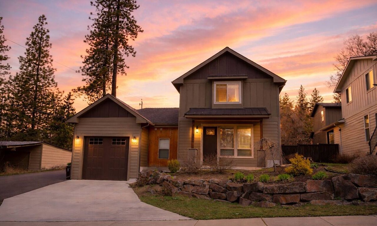 Latah Valley House | *NEW* 3 King beds, fenced yard, Firepit table