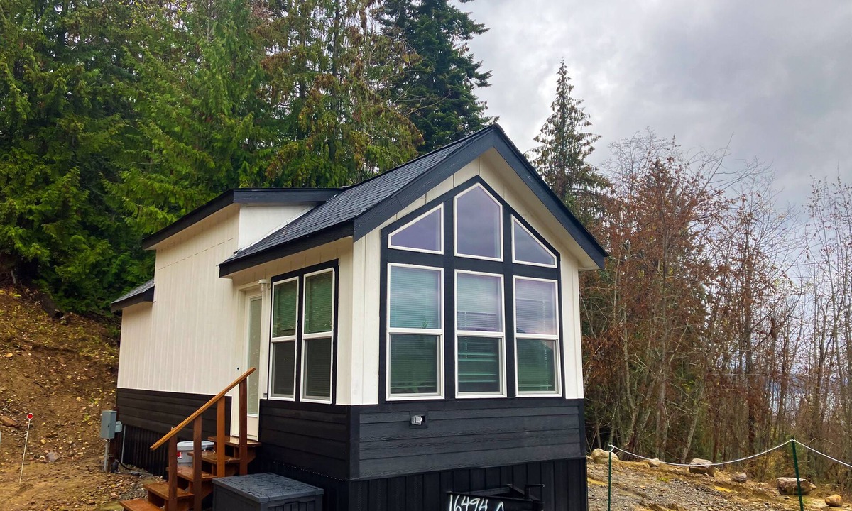 Sandpoint Hotel | New and modern tinyhome with lake views, 10 min drive to Lake Pend Oreille, wifi