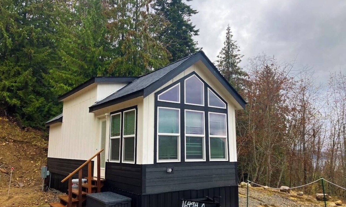 Sandpoint Apartment | New and modern tinyhome with lake views, 10 min drive to Lake Pend Oreille, wifi