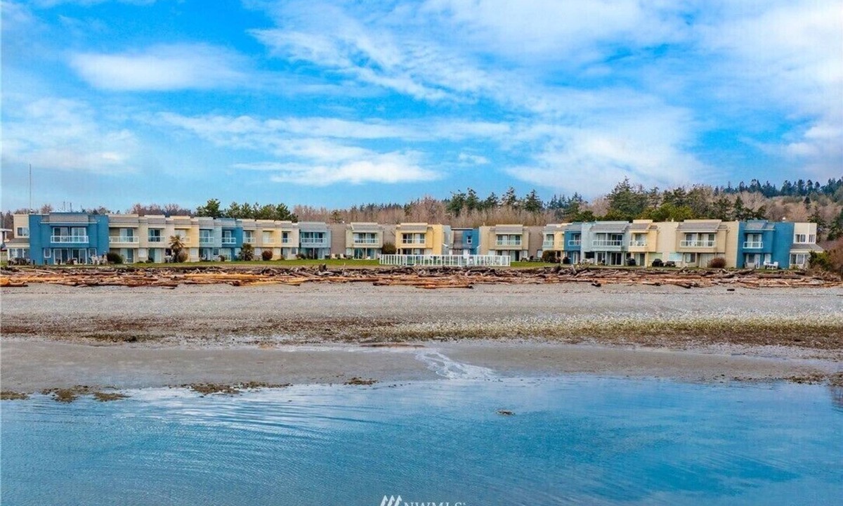 Point Roberts House | New! Beachfront Townhome with Outdoor Pool