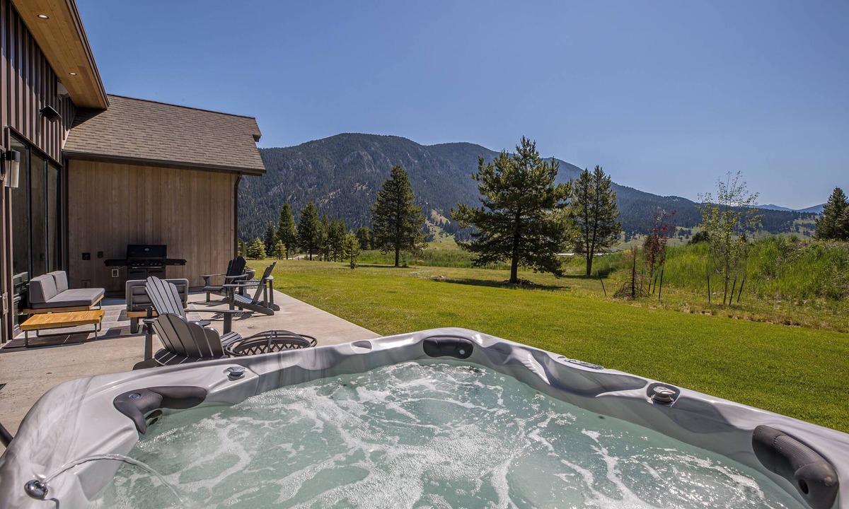 Big Sky House | New! Big Sky Luxury Cabin | Panoramic Views, Hot Tub, Chef's Kitchen & Private Guest Suite