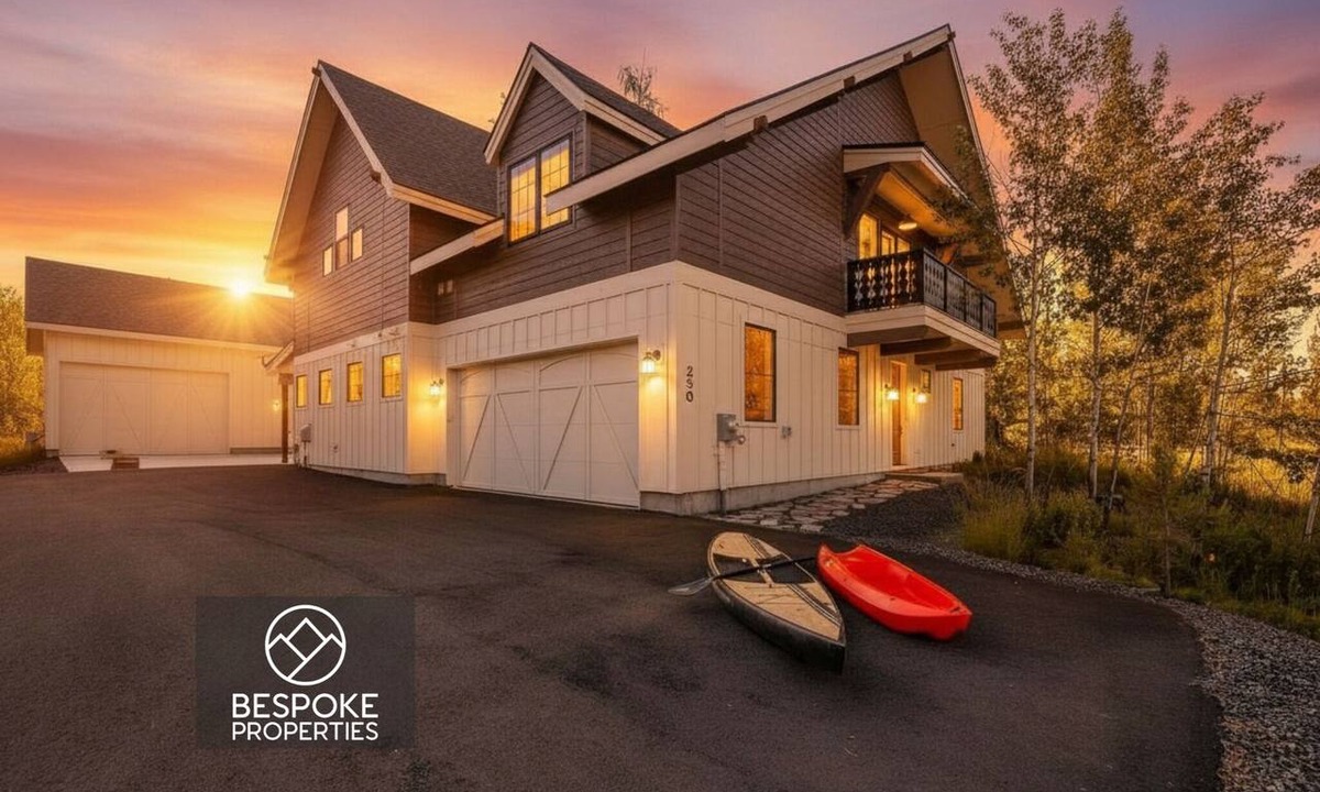 Tamarack House | New build, sleep 16, hot tub, AC, pickleball