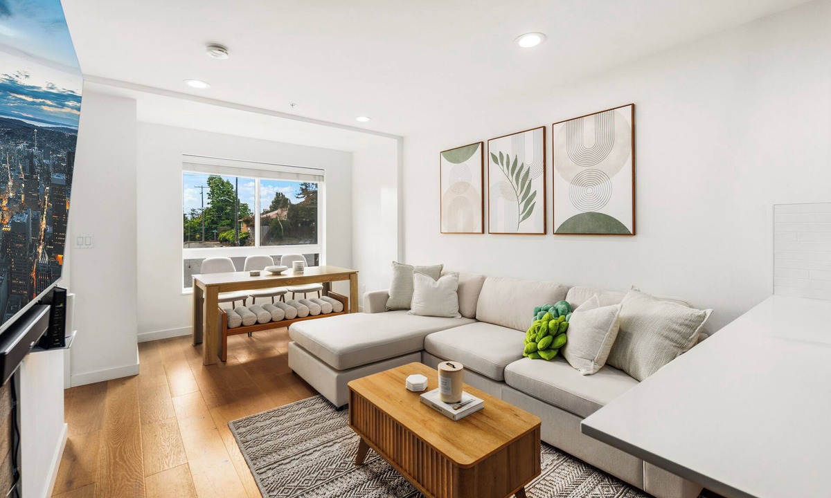 Whittier Heights House | [NEW] Central Ballard Retreat 3BR 2.5BA Fits 8 People with AC 1 King 3 Queen Bed