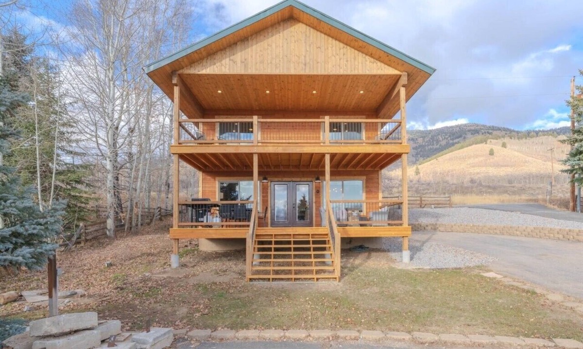 Island Park Cabin | NEW Cozy cabin on Henrys Lake, just 20 miles from YNP