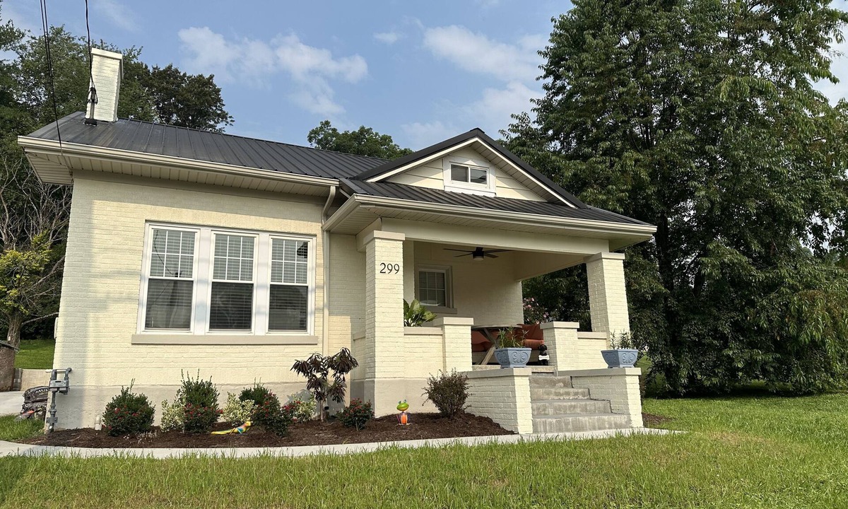 Irvine House | New Downtown Irvine 3/2 home w/king bed. Near Red River Gorge, Berea, Lex.