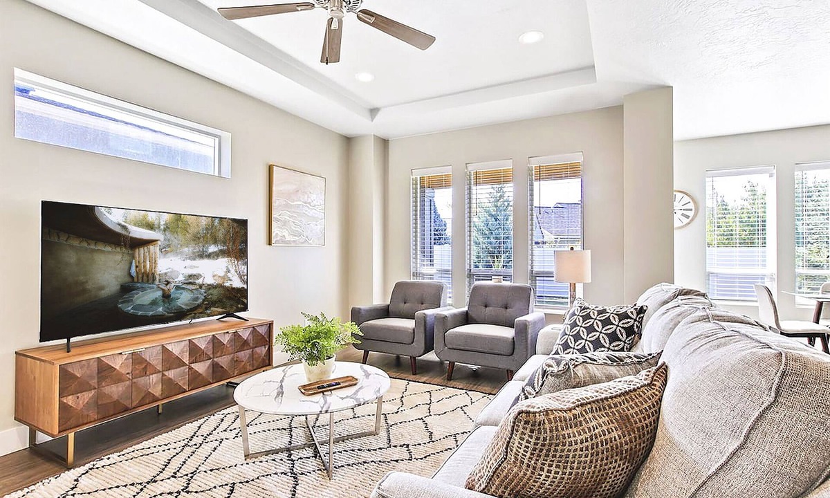 Meridian House | NEW Elegant & Private Retreat - Spotless, Spacious, Great Central Boise Area