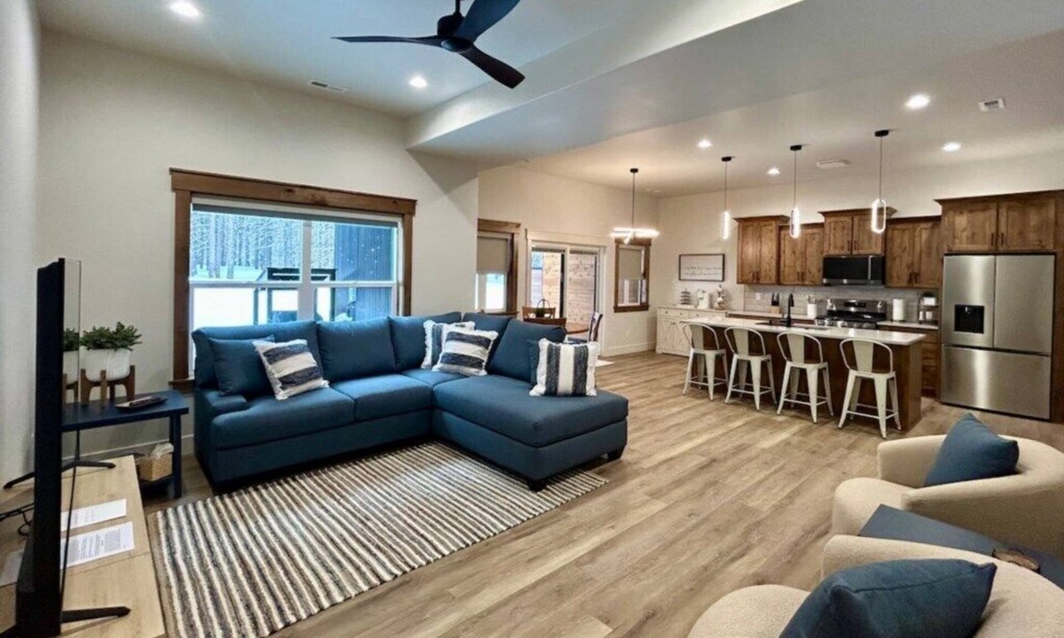 Island Park House | New, hotTub, kid'sToys, AC, EV Charger, close2YNP!